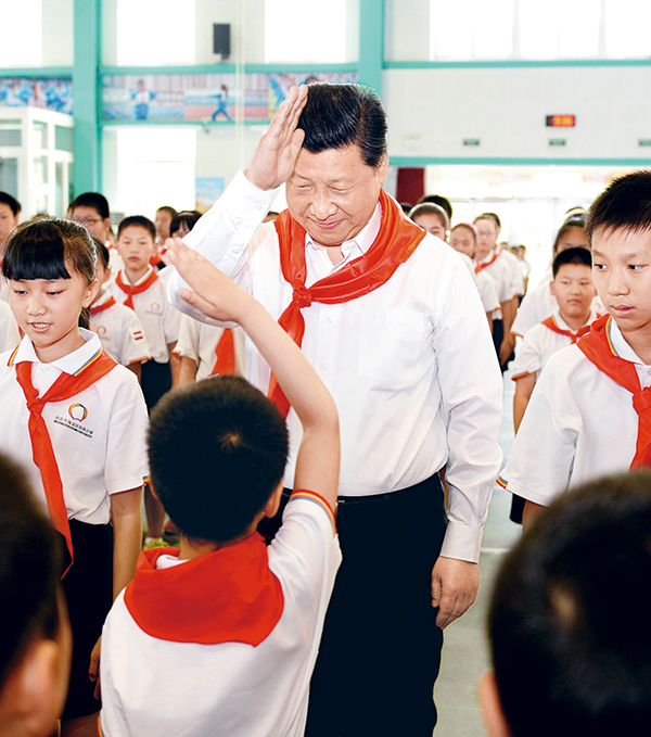 2014年5月30日上午，中共中央总书记、国家主席、中央军委主席习近平来到北京市海淀区民族小学，参加庆祝“六一”国际儿童节活动。这是习近平参加少先队入队仪式。 新华社记者 李涛/摄