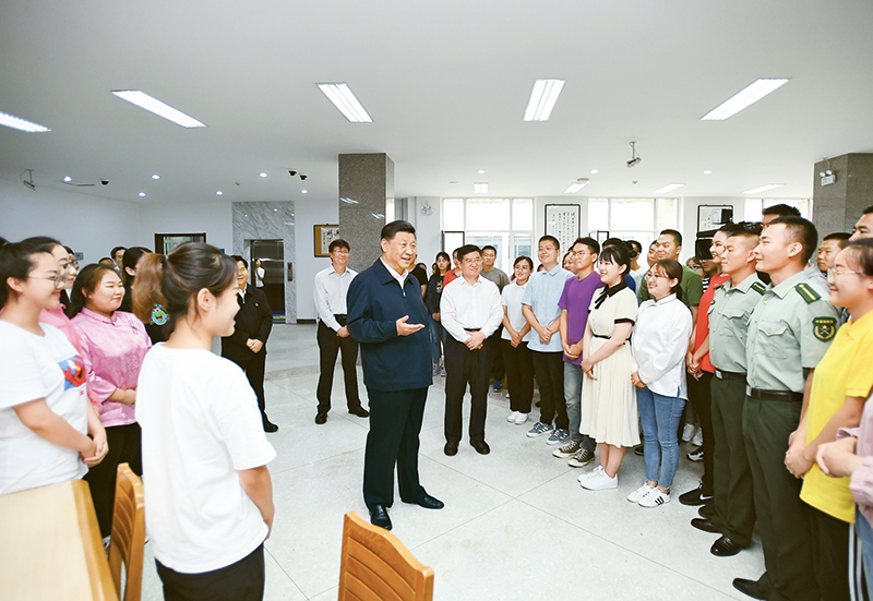 2019年7月15日至16日,中共中央总书记、国家主席、中央军委主席习近平在内蒙古考察并指导开展“不忘初心、牢记使命”主题教育。这是16日上午,习近平在内蒙古大学图书馆同学生们亲切交谈,勉励他们志存高远、脚踏实地、发奋图强。 新华社记者 谢环驰/摄