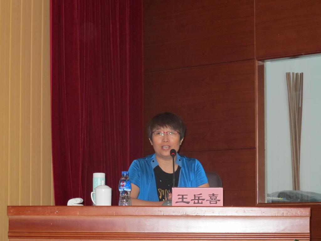 省高校“基础”课教指委委员、山东商业职业技术学院王岳喜教授主持“基础”课教学展示活动